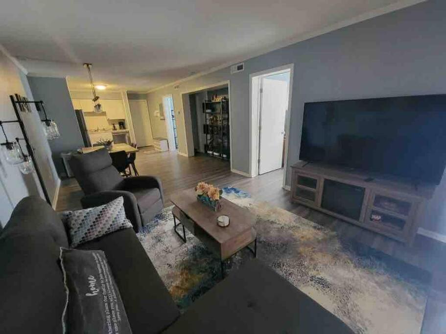 2022 Renovated 2-Bdrm Cozy, Lovely Condo W/Parking! ฮิลตันเฮดไอส์แลนด์ ภายนอก รูปภาพ